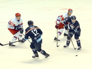 Zatiaľ sa im v jednej formácii darí. R. Jenčík (vpravo) spolu s J. Bicekom a J. Sujom zlepšujú zohratosť každým zápasom.