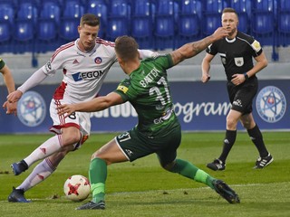 Po problémoch s trieslom sa už obranca Tatrana naplno zotavil. J. Bartek (v strede) ďakuje trénerovi za dôveru. 