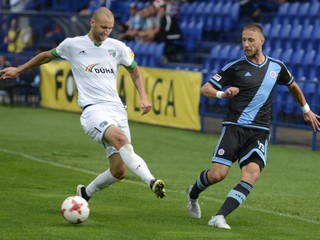 Poľský útočník 1. FC Tatran. Jakubovi Wiezikovi (vľavo) sa v Prešove páči. 