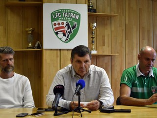 Na snímke zľava manažér klubu Marek Trávniček, prezident klubu Miroslav Remeta a tréner Miroslav Jantek na tlačovej konferencii futbalového klubu 1.FC Tatran Prešov.