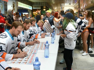 Fanúšikov prišlo veľa. Košickí hráči malo čo podpisovať...