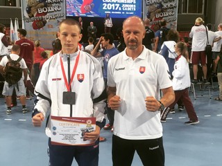 Strieborný medailista. A. Čulík s trénerom.