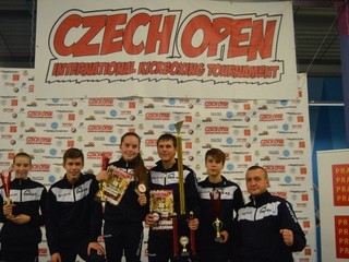 Michalovskí kickboxeri s trofejami, vpravo tréner Takáč.