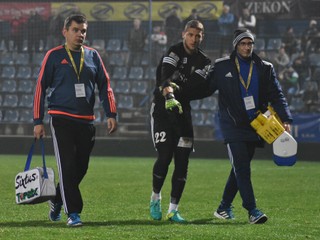 Matúš Kira odchádza z ihriska v opatere lekára Jozefa Petríka (vľavo) a maséra Matej Čecha. 