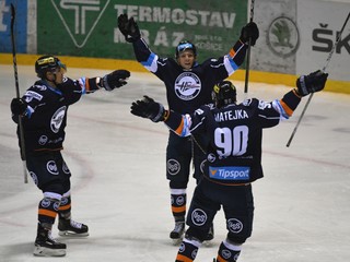 Na snímke gólová radosť hráčov Košíc, uprostred autor gólu Filip Vrábeľ.