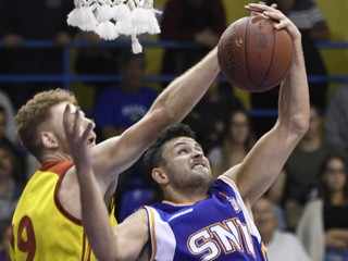 Matt Marshall (v modrom).