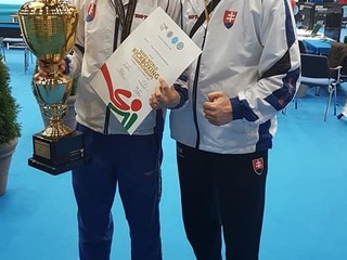 Marek Karlík. S trénerom J. Kolozsym.
