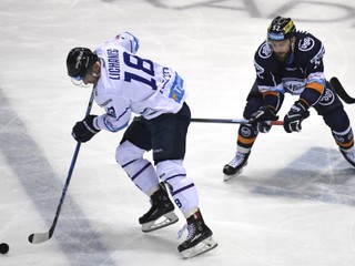 Popradský útočník Peter Lichanec (vľavo). To, ako sa zachoval, ocenil aj jeho pästný protivník.