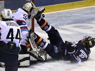 Košičania vyhnali Lawsona z bránky. Na snímke vpravo hráč Košíc Dávid Šoltés padá po faule pred brankárom Nitry Nathanom Lawsonom. 