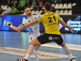 Zápas proti Velenju nedohral. Dominik Krok (s loptou) strelil päť gólov, ale následne musel ihrisko pre zranenie opustiť. 