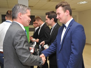 R. Jurčišin (vpravo) pri preberaní ocenenia z rúk rozhodcu M. Benka.