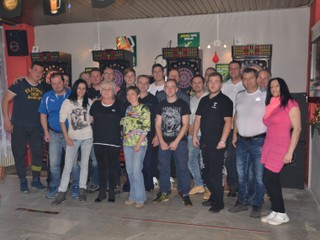 Účastníci majstrovstiev okresu v elektronických šípkach.