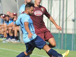 Dávid Filinský (v tmavom drese) počas zápasu. 