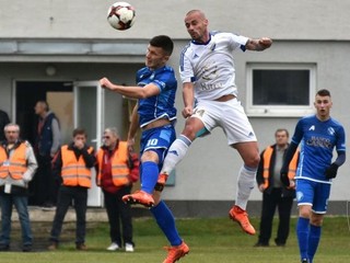 Jeseň ukončili výhrou na pôde Lokomotívy. V hlavičkovom súboji Kamil Kopúnek (v bielom).