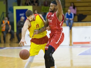 S maskou ako Zorro. Svetozár Slamenkovič (vľavo) nastúpil s ochranou tváre. 