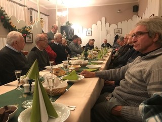 FK Internacionáli VSS Košice bilancovali. Pri čítaní správy prezident F. Králka (v stoji), prvý zľava dlhoročný klubový lekár Anton Kopčák, prvý sprava bývalý úspešný prvoligový útočník Jaroslav Boroš