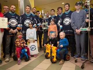 Košickí hokejisti rozdávali deťom balíčky