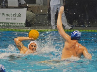 Víkendový vzájomný duel favoritov extraligy nepoznal víťaza. Cez pozornú obranu súpera sa snaží presadiť hráč ŠK Hornets V. Voitenko. 