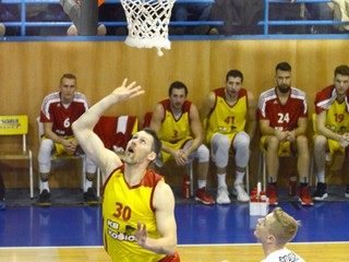 Peter Sedmák (vľavo). Každým dňom sa mu má narodiť dcéra. 