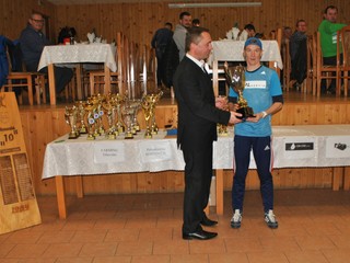 Preberanie trofeje. Víťaz Jozef Urban (vpravo) so starostom Horoviec Erikom Timkom.