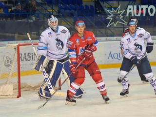 Zľava: Mathieu Corbeil z HK Poprad, Mário Kuráli z MHk 32 Liptovský Mikuláš a James McDowell z HK Poprad