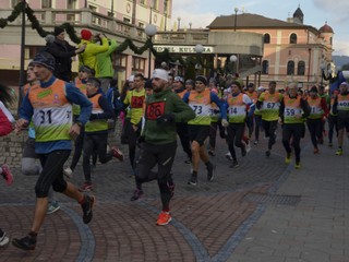 Bežci v Ružomberku tesne po odštartovaní preteku.