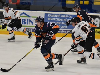 Mesaroš (v strede) v drese SR 20 v súboji proti Dukle. 