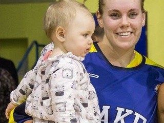 S dcérkou. V Košiciach jej robí spoločnosť.