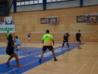 Bedmintonisti súperili na tradičnom vianočnom turnaji