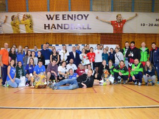 Spoločná snímka všetkých účastníkov 3. ročníka Novoročného volejbalového turnaja O pohár primátora Michaloviec.