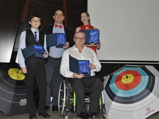 Víťazi jednotlivých kategórií – hore zľava Ján Kúdelčík, Jozef Bošanský a Alexandra Longová, dole vozičkár Marián Marečák z MŠK Kežmarok.