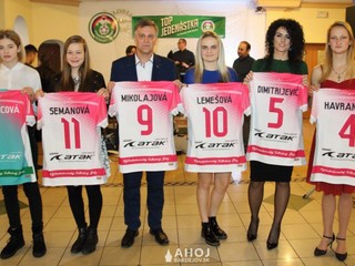 Ocenené futbalistky Partizána Bardejov.