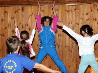 Pani učiteľka. Na hodine telesnej výchovy v obci Liptovská Teplička.