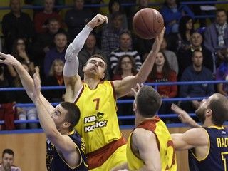 Košičania veria, že na domácej pôde nezakopnú. Košičan Igor Marič (s loptou) vie, že si musia všímať strelca Svitu Sašu Avramoviča (vľavo).