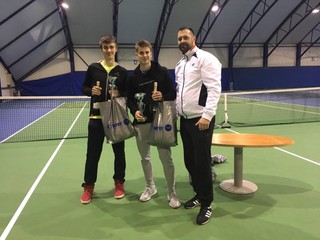 Víťazná dvojica turnaja s organizátorom. 