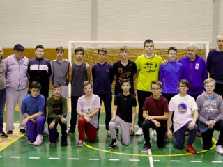 Michalovčania s trénerskou legendou. Ratko Joksič je v hornom rade druhý zľava. 