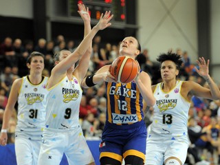 Košická pivotka sa spod koša nepomýlila. A. Jurčenková (vpravo) rozhodla finále.