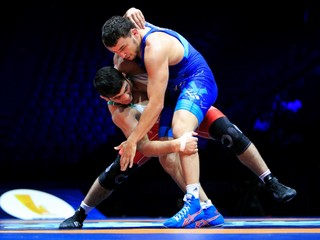 Takto zápasil vo finále MS. Boris Makojev (vpredu) bude na klubovej úrovni pokračovať v ZK Košice 1904.