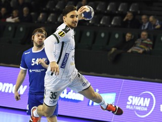 Na snímke vpredu Bruno Butorac z Tatrana Prešov a vzadu Tomáš Vallo z MŠK Považská Bystrica.