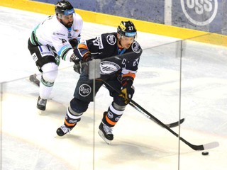 Bude Košiciam chýbať, ale kratšie. Po včerajšku je jasné, že Ladislav Nagy (vpravo) napokon nebude v zostave HC Košice kvôli olympiáde chýbať v siedmich zápasoch, ale len v troch alebo štyroch. Rovnako ako Marek Hovorka. 