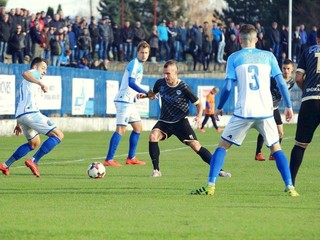 Tomáš Kubík (v tmavom) v zápasovej akcii.