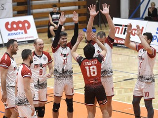 Prešovskí volejbalisti pri nástupe na duel.