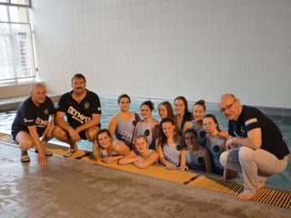 Vedú ligovú tabuľku. Hráčky ŠK Olympia s trénerom Sz. Eschwigom.