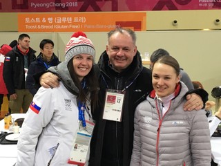 Prezident a fanúšik. Videli sa v jedálni, vpravo Barbara, vľavo Kiskova dcéra.