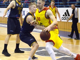 Peter Sedmák (vpravo). V ankete Najlepší basketbalista roka obsadil tretie miesto.