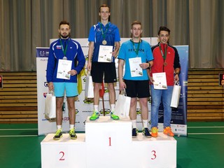  Bedmintonista Dratva so zlatou medailou.