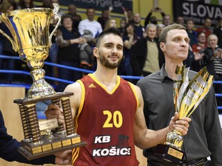 S trofejami po víťaznom finále. Kapitán KB Košice Richard Körner.