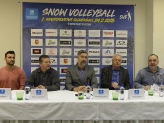 Zľava účastník turnaja Martin Šmahel, športový riaditeľ turnaja Miroslav Andrássy, prezident Slovenskej volejbalovej federácie (SVF) Martin Kraščenič, starosta obce Štrba Michal Sýkora, marketingový partner SVF Roland Osvald počas tlačovej konferencie.