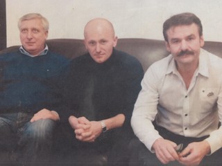 S. Lindvai (v strede). S podporným tímom – vľavo manažér Michal Serečin, vpravo Ján Andráš.