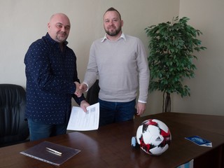 Nová zmluva. Prezident klubu P. Daduľák si tľapol s A. Rusnákom.